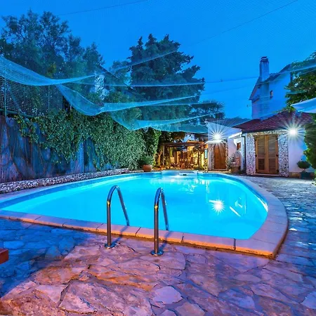 Villa Luxury With A Swimming Pool - 13374