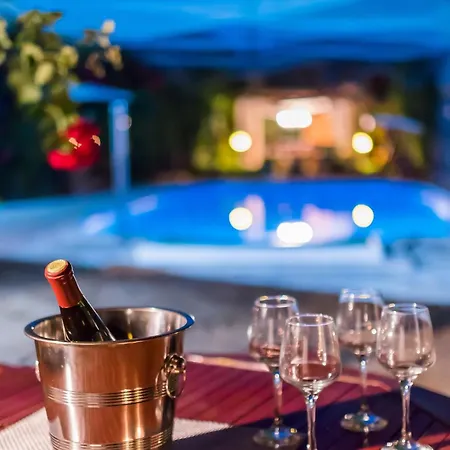 Luxury With A Swimming Pool - 13374