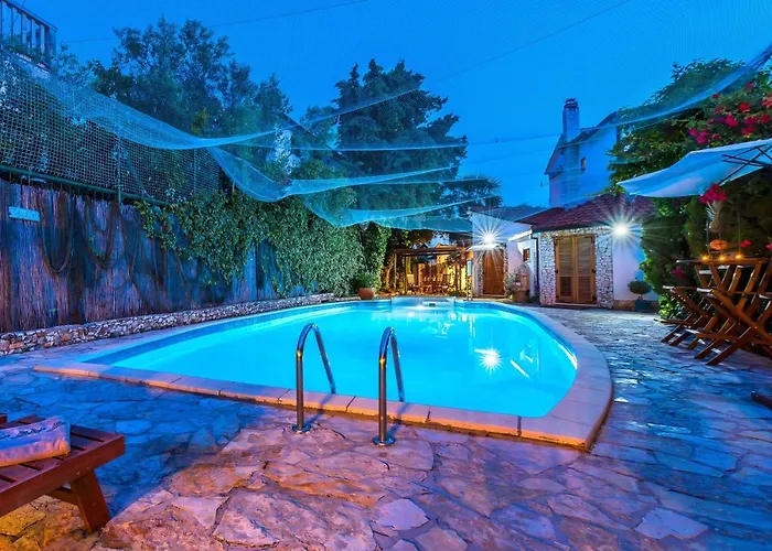 Villa Luxury With A Swimming Pool - 13374