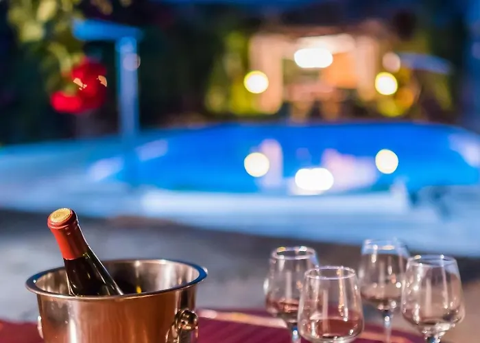 Luxury With A Swimming Pool - 13374